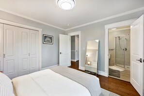 3 bedrooms, iron/ironing board, WiFi, bed sheets - Remodeled Craftsman in Central District w/ Parking (Seattle)