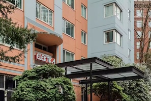 Ein mehrstöckiges Gebäude mit einem Schild mit der Aufschrift "ELEKTRA" im Erdgeschoss.
