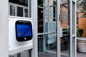 Ein Smartphone zeigt einen Begrüßungsbildschirm mit einem QR-Code und dem ButterflyMX-Logo.
