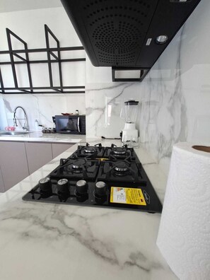 Apartamento Deluxe, balcón, vistas a la ciudad | Cocina privada | Frigorífico grande, microondas, placa de cocina y utensilios de cocina