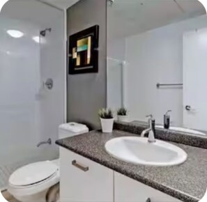 Hair dryer, towels, soap, toilet paper - Modern 2-bedroom 2 bathroom condo with AC in downtown Toronto-Bay st & College (Toronto)