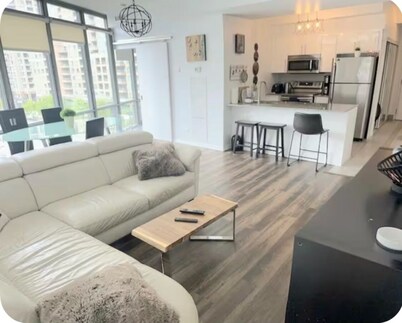 Modern 2-bedroom 2 bathroom condo with AC in downtown Toronto-Bay st & College