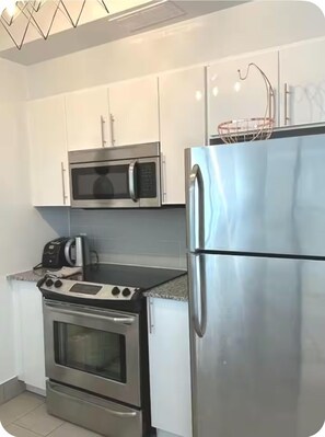Private kitchen - Modern 2-bedroom 2 bathroom condo with AC in downtown Toronto-Bay st & College (Toronto)