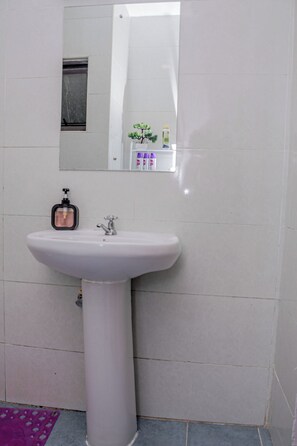 Studio | Bathroom - Serene bnb near JKIA and SGR station (Syokimau)