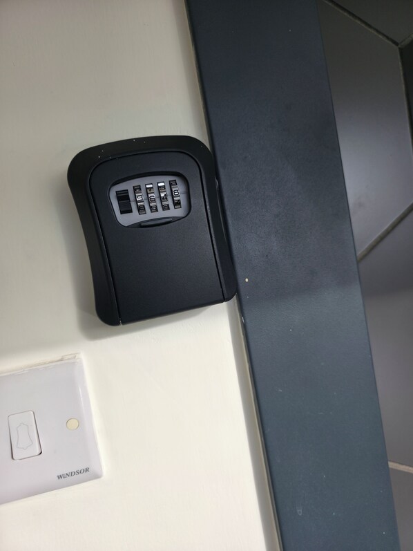 Un appareil électronique noir doté d’un clavier, d’un interrupteur blanc et du nom de marque « WINDOR », fixé au mur.