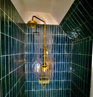 Douche, sèche-cheveux, serviettes fournies