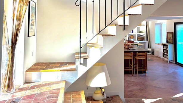 A spacious living area with a staircase, a dining area, and a view of the outdoors. - Favorite house 1h15 Paris jacuzzi Fontainebleau countryside Moret Sur Loing (Lorrez-le-Bocage-Préaux)