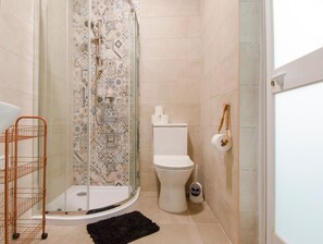 Shower, hair dryer, towels, soap - Cosy Family Apartment near the Promenade in Marsascala (Wied il-Għajn)