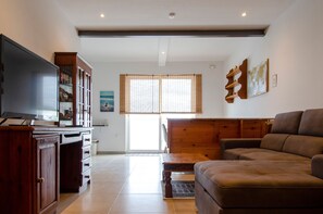 Smart TV - Cosy Family Apartment near the Promenade in Marsascala (Wied il-Għajn)
