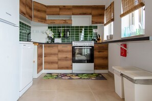 Private kitchen - Cosy Family Apartment near the Promenade in Marsascala (Wied il-Għajn)