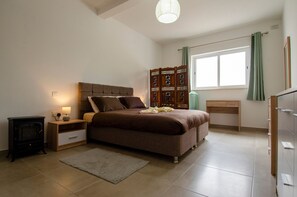 Room - Cosy Family Apartment near the Promenade in Marsascala (Wied il-Għajn)
