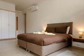 1 bedroom, iron/ironing board, WiFi, bed sheets - Cosy Family Apartment near the Promenade in Marsascala (Wied il-Għajn)
