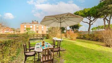 Deluxe Apartment, Courtyard View | Outdoor dining