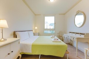 Appartamento Deluxe, vista cortile | Una scrivania, insonorizzazione, lenzuola