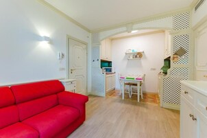 Appartamento Deluxe, vista cortile | Area soggiorno | TV a schermo piatto 30 pollici con canali satellitari