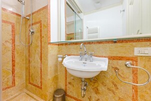 Appartamento Deluxe, vista cortile | Bagno | Doccia, soffione a pioggia, asciugacapelli, bidet