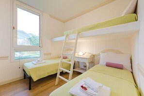 Deluxe Apartment, Courtyard View | Desk, soundproofing, bed sheets - Alberto Flat - in front of the beach  (Venice)