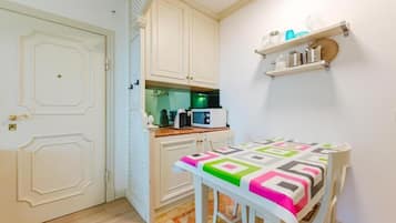 Deluxe Apartment, Courtyard View | Private kitchen