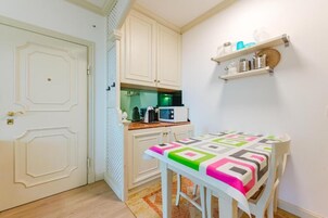 Appartamento Deluxe, vista cortile | Cucina privata | Frigorifero, microonde, forno, piano cottura
