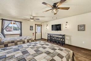 1 bedroom, WiFi, bed sheets - Old West Studio Cabin Near Yellowstone (Island Park)