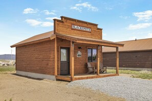 Exterior - Old West Studio Cabin Near Yellowstone (Island Park)