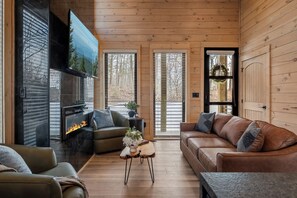 Smart-TV, Kamin, Videospiele, Bücher