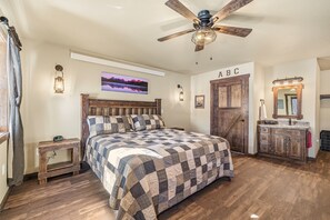 1 bedroom, WiFi, bed sheets - Old West Studio Cabin Near Yellowstone (Island Park)