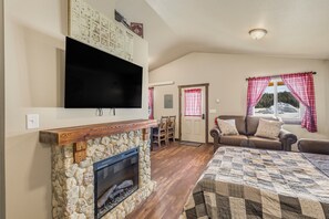 Smart TV, fireplace - 2BR Family Cabin Near Yellowstone (Island Park)