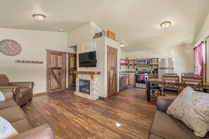 Smart TV, fireplace - 2BR Family Cabin Near Yellowstone (Island Park)