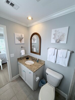 Shower, hair dryer, towels, soap - Gulf and Pool Views Steps to Babe’s Beach (Galveston)