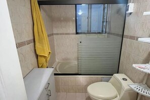 Secadora de cabello, toallas, jabón, papel de baño 