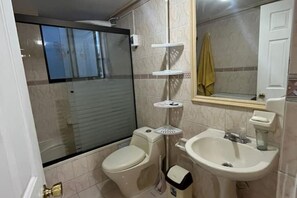 Hair dryer, towels, soap, toilet paper - Apartment with a breathtaking view of the Illimani, (La Paz)