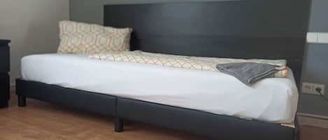 12 bedrooms, WiFi, bed sheets