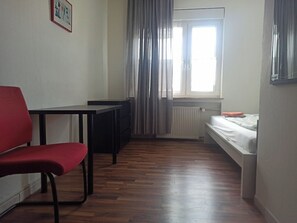 12 bedrooms, WiFi, bed sheets - Accommodation for up to 25 people / from 15-per person (Waldbronn)