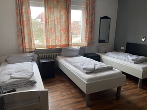 12 bedrooms, WiFi, bed sheets - Accommodation for up to 25 people / from 15-per person (Waldbronn)