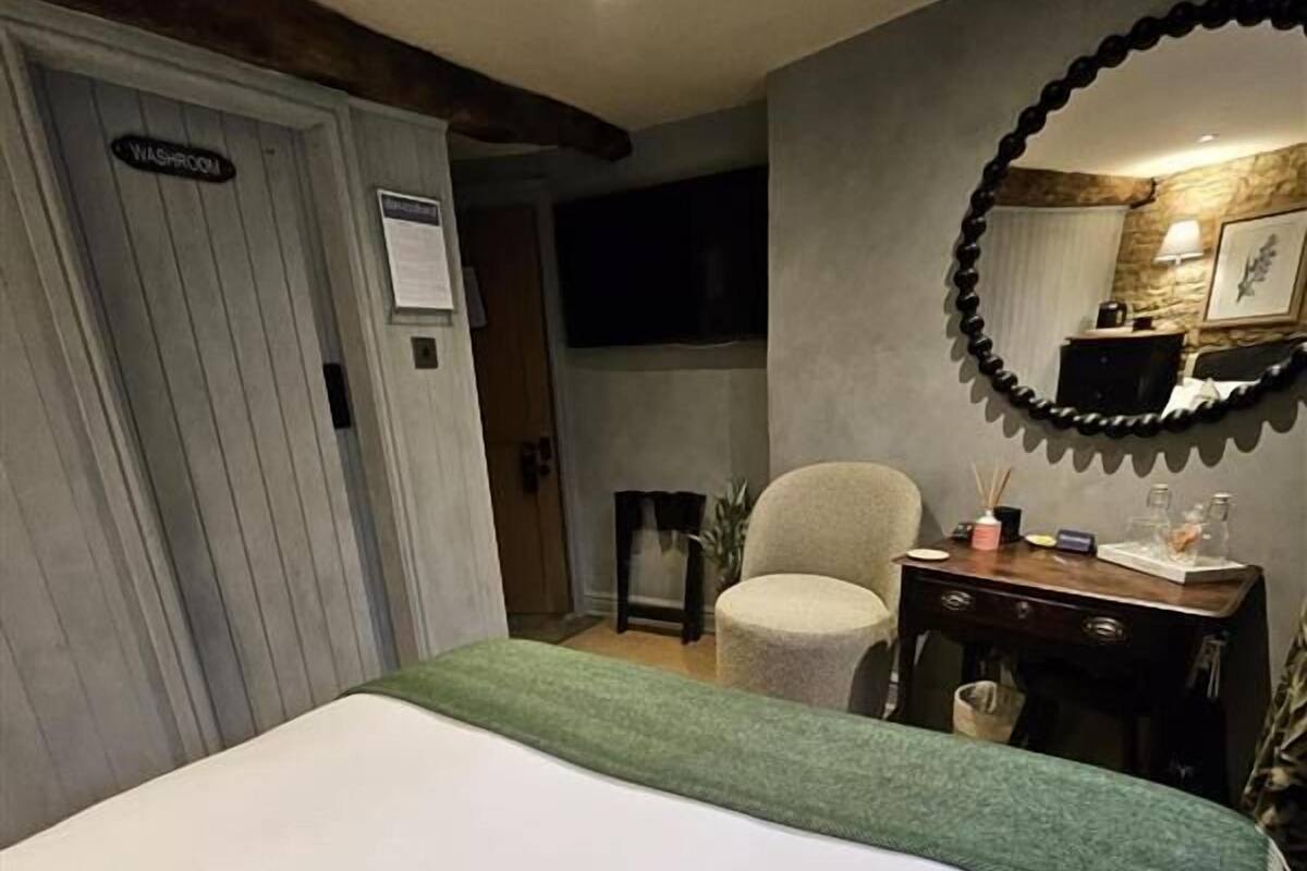 Basic Double Room, Ensuite (Shoebox - Ground Floor) | WiFi (free)