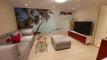 Apartment, 2 Bedrooms, Balcony, Garden View | Living room