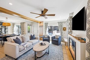 Fernseher, Kamin, Arbeitsbereiche