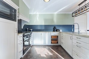 Kühlschrank, Mikrowelle, Geschirrspüler, Toaster