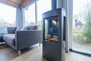 TV, fireplace - Zonnedorp 7 De Meerpaal in Renesse | Comfortable holiday house close to the beach (Renesse)