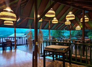 Outdoor dining - Ecohotel Alflo (Villeta)