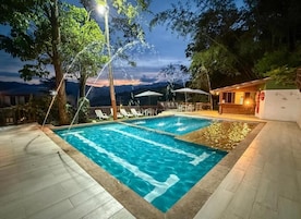 Una piscina al aire libre, sombrillas