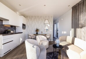 TV - Houseboats Lemmer | Luxury stay on the water in Friesland (Lemmer)