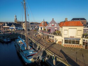 Un port où sont amarrés des bateaux, un café et un bâtiment sur lequel on peut lire l’inscription « Café-restaurant Centrum ».