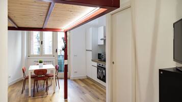 Comfort-Apartment, Stadtblick | Speisen