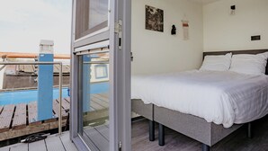 Une chambre avec un lit, une fenêtre et une vue sur une piscine.