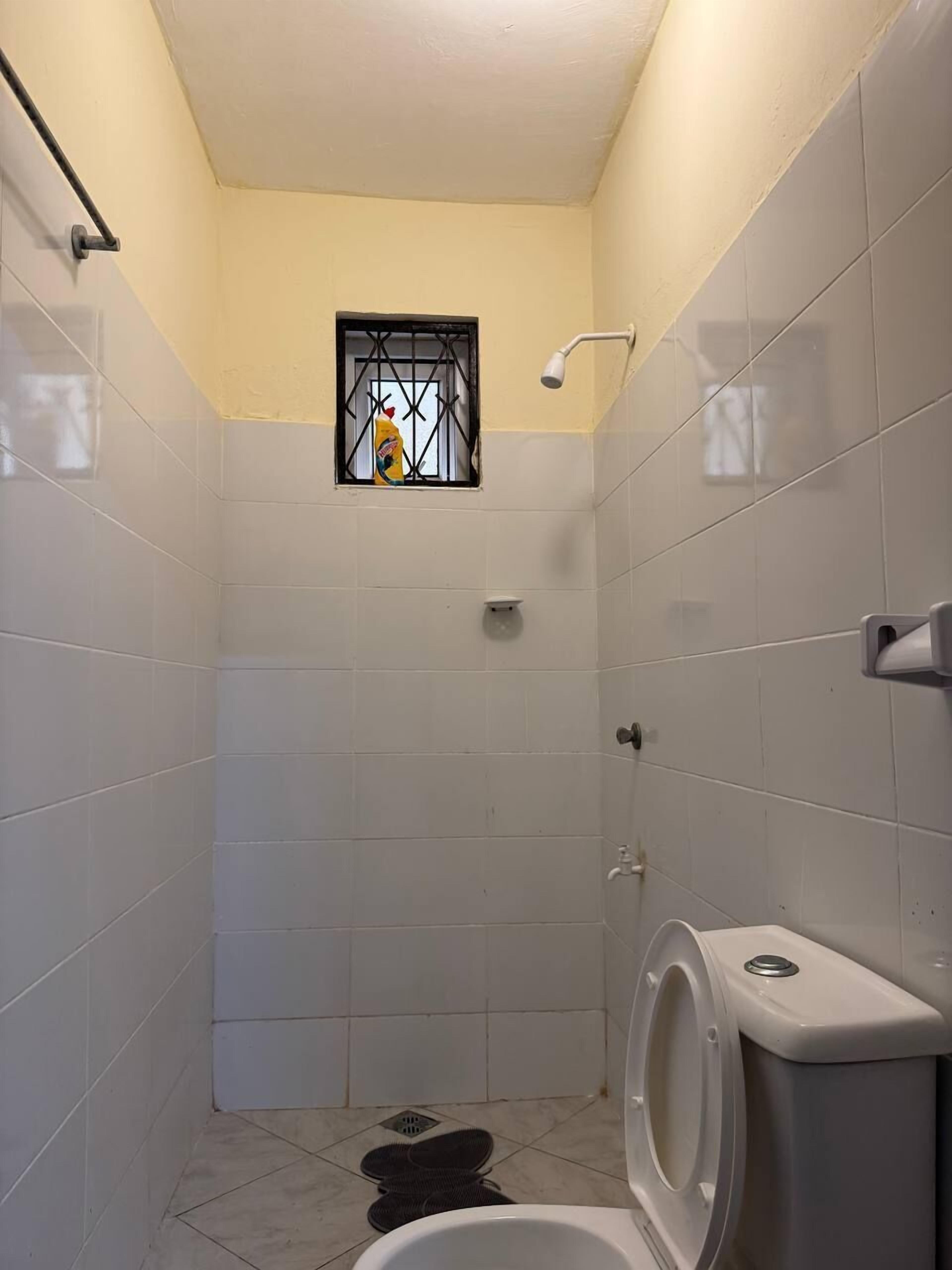 Bidet, toallas, jabón, papel higiénico