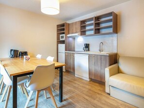 Interior - La Perrière*** 4P8S - Three Bedroom Apartment, Sleeps 8 (Saint-Colomban-des-Villards)