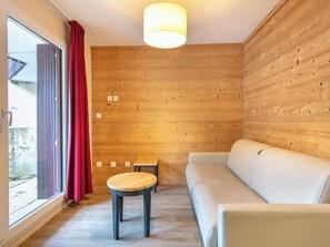 TV - La Perrière*** 3P6S - Two Bedroom Apartment, Sleeps 6 (Saint-Colomban-des-Villards)