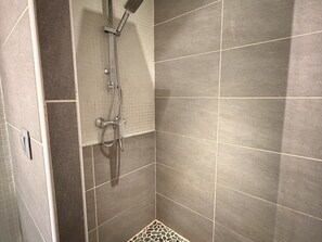 Bathroom - Evian - Cozy Apartment for 2 with WiFi (Évian-les-Bains)